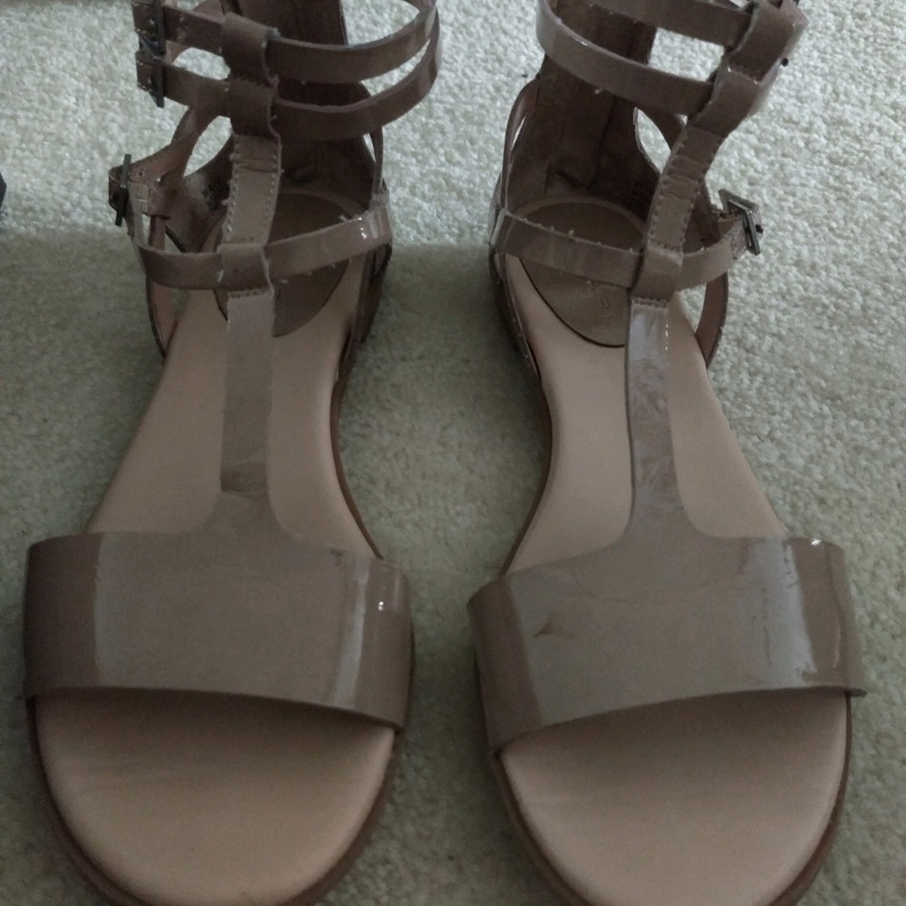Tahari sandals
